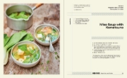 Buchcover und Innenansicht für das Buch: La cuisine japonaise à l'écran. 60 recettes culte u Studio Ghibli à Midnight Diner