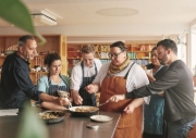 Buchcover und Innenansicht für das Buch: Ottolenghi Test Kitchen - Extra good things