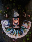 Buchcover und Innenansicht für das Buch: Lunar Magic Orakel - 40 Mondorakel-Karten mit Booklet (Deutsch)