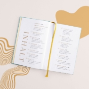 Buchcover und Innenansicht für das Buch: LOVE CODES - 21 spirituelle Botschaften für mehr Vertrauen ins Leben