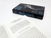 Buchcover und Innenansicht für das Buch: Miles Davis. Sound eines Lebens