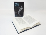 Buchcover und Innenansicht für das Buch: Miles Davis. Sound eines Lebens