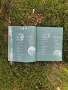 Buchcover und Innenansicht für das Buch: THE WOODS