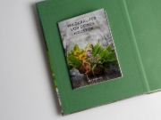 Buchcover und Innenansicht für das Buch: Wildkräuter vor deiner Haustür - Silbermedaille GAD 2022 - Deutscher Kochbuchpreis (bronze)