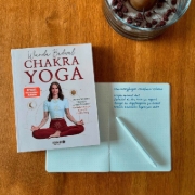 Buchcover und Innenansicht für das Buch: Chakra-Yoga