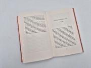 Buchcover und Innenansicht für das Buch: L'homme qui lisait des livres