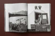 Buchcover und Innenansicht für das Buch: Bruce Weber. The Golden Retriever Photographic Society