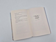 Buchcover und Innenansicht für das Buch: The Friday Bookshop