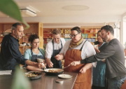 Buchcover und Innenansicht für das Buch: Ottolenghi Test Kitchen - Extra good things
