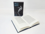 Buchcover und Innenansicht für das Buch: Miles Davis. Sound eines Lebens
