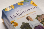 Buchcover und Innenansicht für das Buch: Die Hofgärtnerin - Sommerleuchten