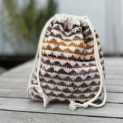 Buchcover und Innenansicht für das Buch: Strik med et enkelt fed. One Skein Wonders