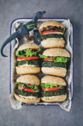 Buchcover und Innenansicht für das Buch: Little Green Kitchen. Simple vegetarian family recipes.
