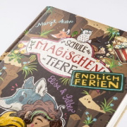 Buchcover und Innenansicht für das Buch: Die Schule der magischen Tiere. Endlich Ferien 9: Elisa und Silber