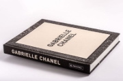 Buchcover und Innenansicht für das Buch: Gabrielle Chanel