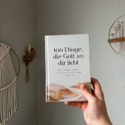Buchcover und Innenansicht für das Buch: 100 Things God Loves about You