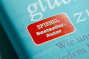 Buchcover und Innenansicht für das Buch: Alt genug, um glücklich zu sein