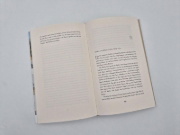 Buchcover und Innenansicht für das Buch: Und vor uns die ganze Welt