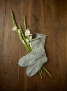 Buchcover und Innenansicht für das Buch: Romantische Socken stricken