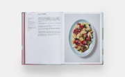 Buchcover und Innenansicht für das Buch: The Spanish Mediterranean Islands Cookbook