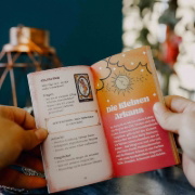 Buchcover und Innenansicht für das Buch: The Pulp Girls Tarot - Connecte dich mit deiner Intuition