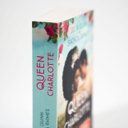 Buchcover und Innenansicht für das Buch: Queen Charlotte: Before the Bridgertons came the love story that changed the ton