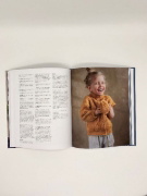 Buchcover und Innenansicht für das Buch: Schnell gestrickt für Groß und Klein. Strickdesign aus Island für die ganze Familie