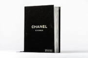 Buchcover und Innenansicht für das Buch: Chanel Catwalk Complete