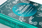 Buchcover und Innenansicht für das Buch: A Year of Living Curiously: 365 Things Really Worth Knowing