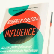 Buchcover und Innenansicht für das Buch: Influence. The Psychology of Persuasion