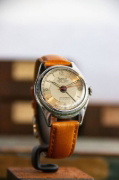 Buchcover und Innenansicht für das Buch: The Watch Book: Hanhart und die deutsche Uhrenindustrie / Hanhart and the German Watchmaking Industry