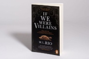 Buchcover und Innenansicht für das Buch: If We Were Villains. Wenn aus Freunden Feinde werden