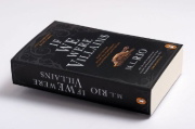 Buchcover und Innenansicht für das Buch: If We Were Villains. Wenn aus Freunden Feinde werden