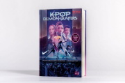 Buchcover und Innenansicht für das Buch: KPop Demon Hunters - The Official Deluxe Junior Novelization. Includes a 16-page full-color insert!