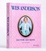 Buchcover und Innenansicht für das Buch: Wes Anderson: Les 11 films et 7 courts-métrages expliqués. La Totale