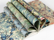 Buchcover und Innenansicht für das Buch: Marbled Paper Designs