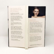 Buchcover und Innenansicht für das Buch: Ce qu'il faut de nuit (La Manufacture de Livres, Paris 2020)
