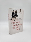 Buchcover und Innenansicht für das Buch: Niemand weiß, dass du hier bist