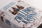 Buchcover und Innenansicht für das Buch: Twin Crowns Book 1