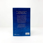 Buchcover und Innenansicht für das Buch: A New Visitor to The Cafe on the Edge of the World