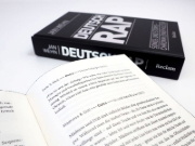 Buchcover und Innenansicht für das Buch: Deutschrap. Songs und Storys - Chronik einer Kultur