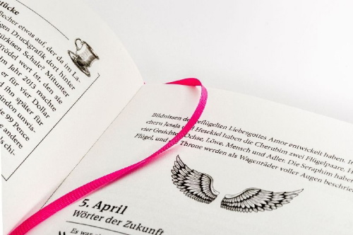 Buchcover und Innenansicht für das Buch: A Year of Living Curiously: 365 Things Really Worth Knowing