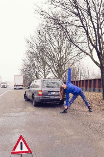 Buchcover und Innenansicht für das Buch: Yoga while you wait
