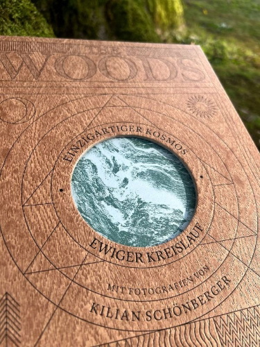 Buchcover und Innenansicht für das Buch: THE WOODS