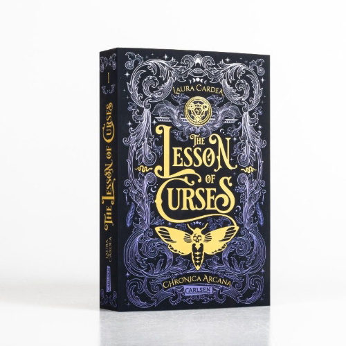 Buchcover und Innenansicht für das Buch: The Lesson of Curses (Chronica Arcana 1)