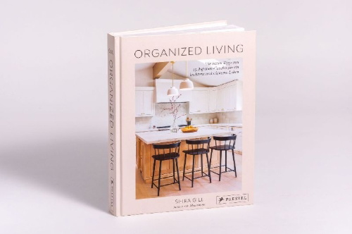 Buchcover und Innenansicht für das Buch: Organized Living. Solutions and Inspiration for Your Home