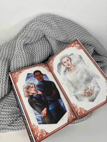 Buchcover und Innenansicht für das Buch: Vortex - Das Mädchen, das die Zeit durchbrach Schmuckausgabe