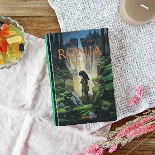 Buchcover und Innenansicht für das Buch: Ronja rövardotter