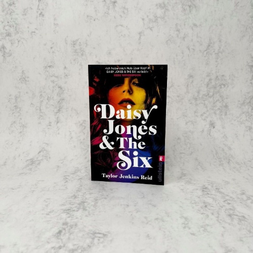 Buchcover und Innenansicht für das Buch: Daisy Jones and The Six