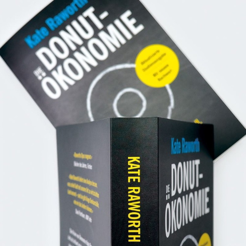 Buchcover und Innenansicht für das Buch: Doughnut Economics. Seven Ways to Think Like a 21st-Century Economist.